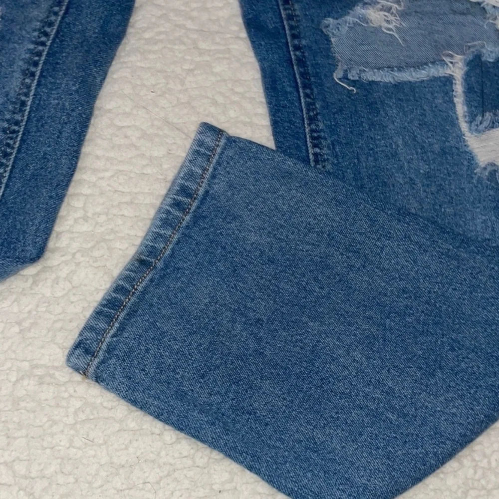 Stylish Blue Distressed Women's Jeans - Picture 5 of 7